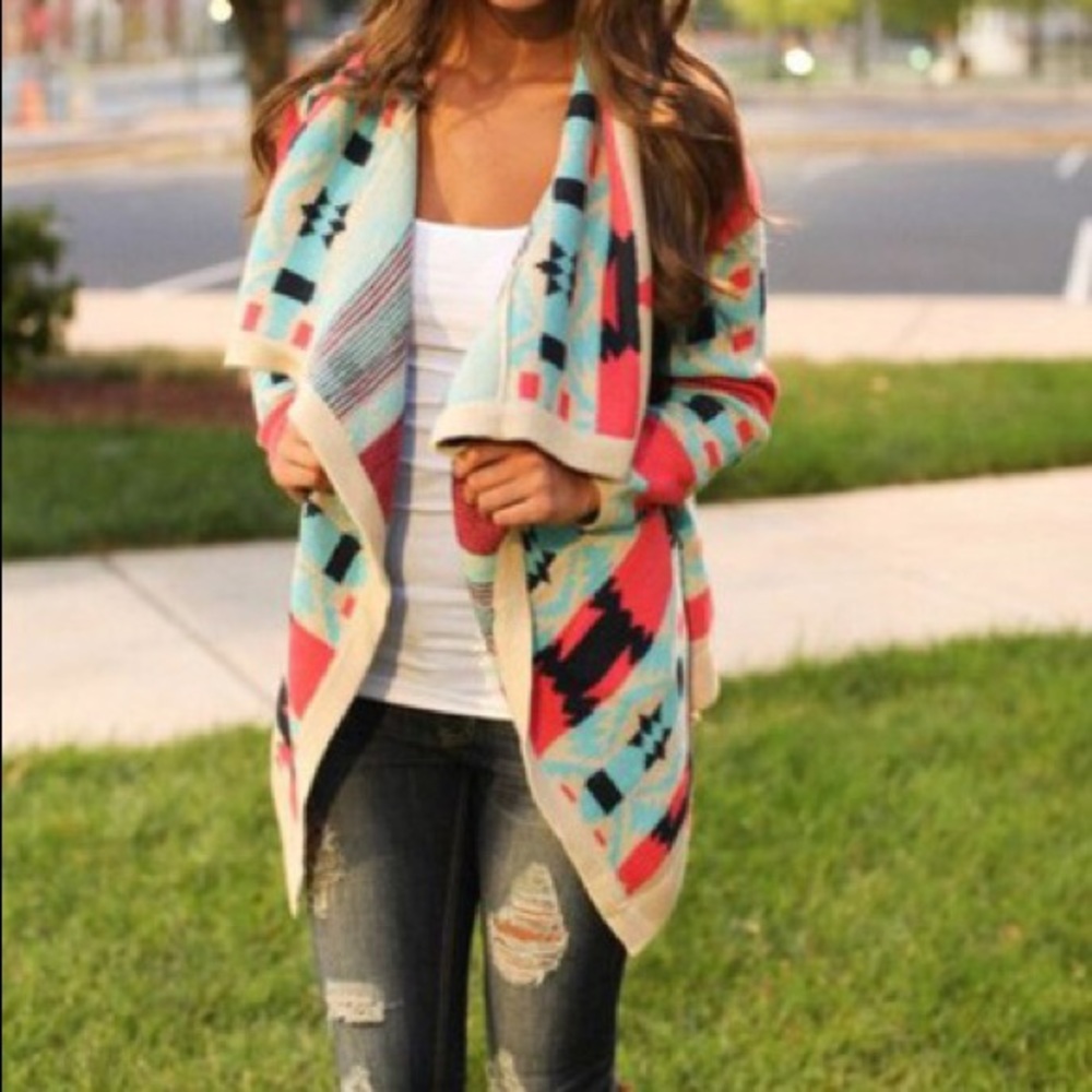 Trendy Boutique Aztec print spring shrug 💘